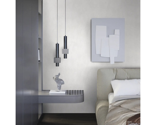 Sovrum med säng, väggkonst och två hängande lampor