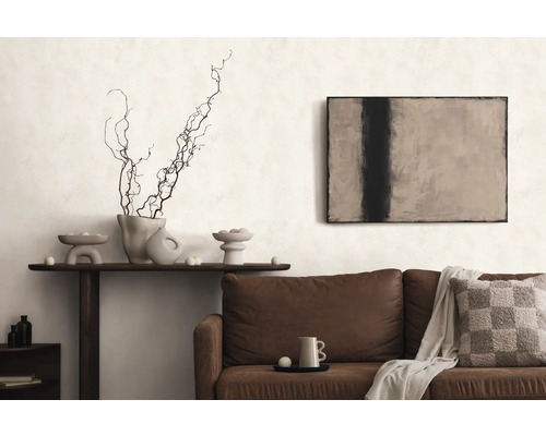 Vardagsrum med brun soffa, konsolbord, dekoration och konst på väggen