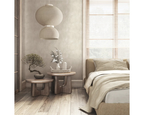 Sovrum med säng, sängbord, dekoration, fönster med persienner och papperslampor