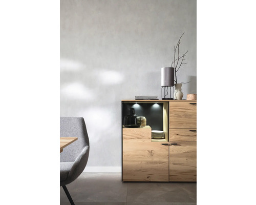 Ljust vardagsrum med träskåp, bordslampa och stol