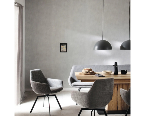 Matsal med matbord, stolar och pendellampor