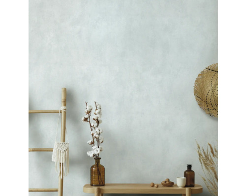 Ljus interiör med trästege, dekorationer och stråhatt