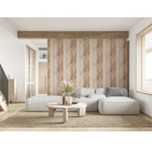 Vardagsrum med soffa, bord och dekorativ väggdesign