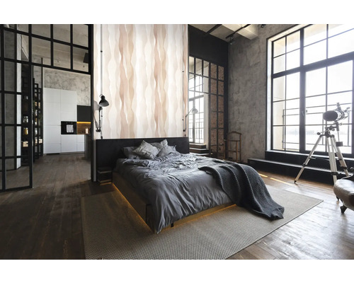 Sovrum i loftstil med säng, tapet med vågmönster och stora fönster