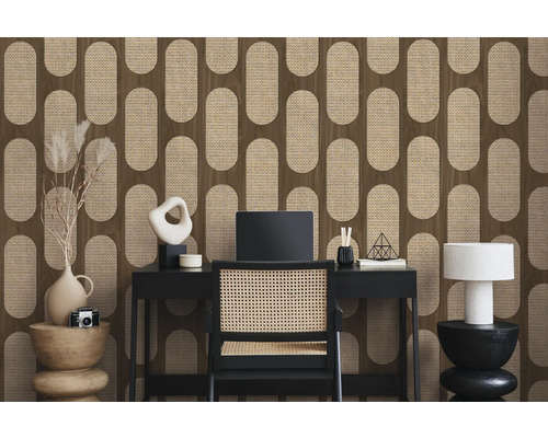 Kontor med skrivbord och tapet av rotting med geometriskt mönster