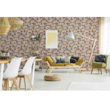 Vardagsrum med geometrisk tapet, soffa och matbord