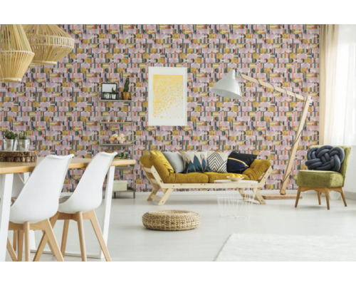 Vardagsrum med geometrisk tapet, soffa och matbord