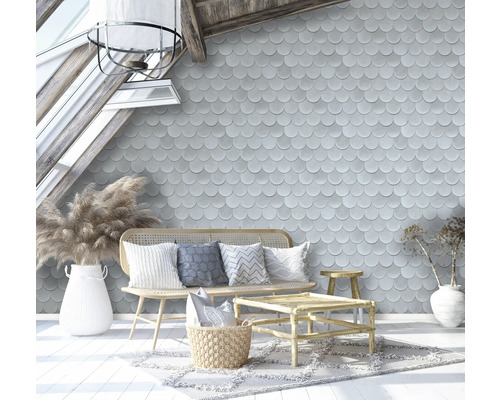 Vardagsrum med fjälltapet, rottingmöbler och dekorativa tillbehör under ett takfönster