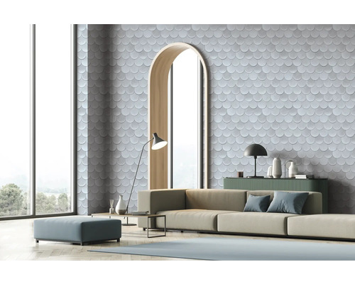 Vardagsrum med soffa, golvlampa, dekoration och väggplattor i fjälloptik