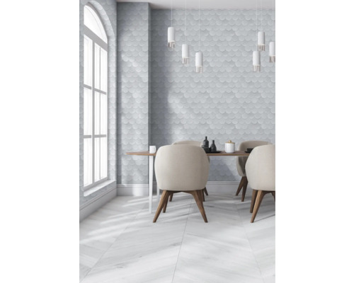 Ljust rum med matbord, stolar och väggdekoration i fjällmönster