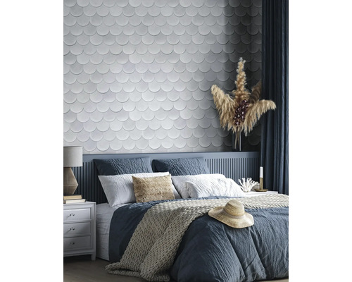 Sovrum med säng, nattduksbord och väggplattor i fjällmönster