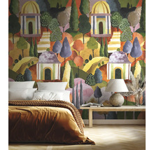 Sovrum med mönstrad tapet, säng och sidobord.