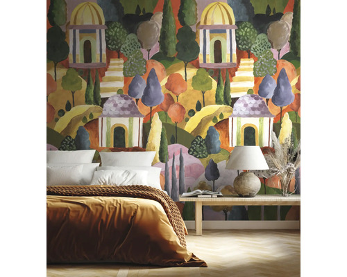 Sovrum med mönstrad tapet, säng och sidobord.