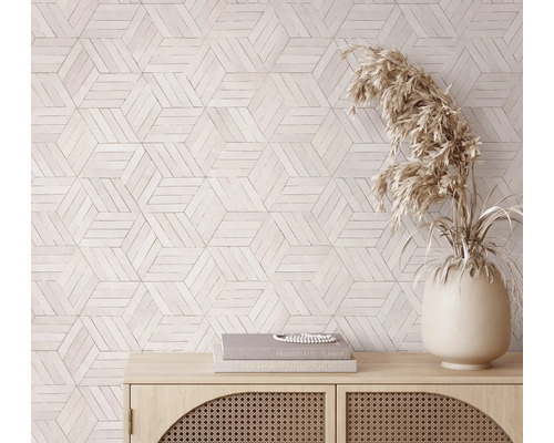 Dekorativ väggpanel med geometriskt mönster, kombinerad med ett skåp och en vas med prydnadsgräs