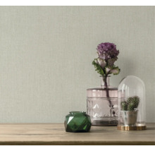 Mönstrad tapet med blommor och dekoration på ett träbord