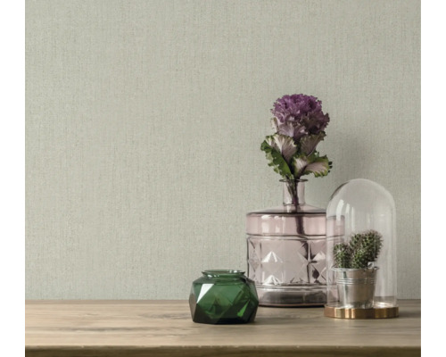 Mönstrad tapet med blommor och dekoration på ett träbord