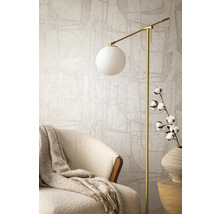 Scen med fåtölj, golvlampa och dekorativ vas för en stilfull interiör