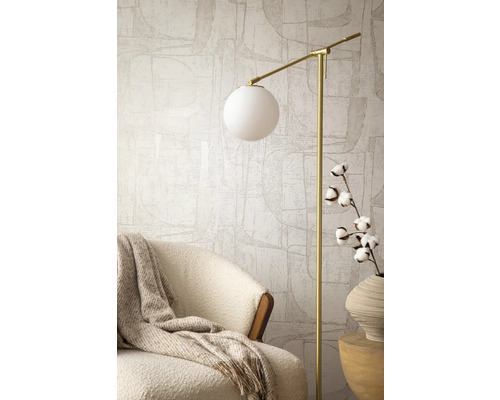 Scen med fåtölj, golvlampa och dekorativ vas för en stilfull interiör