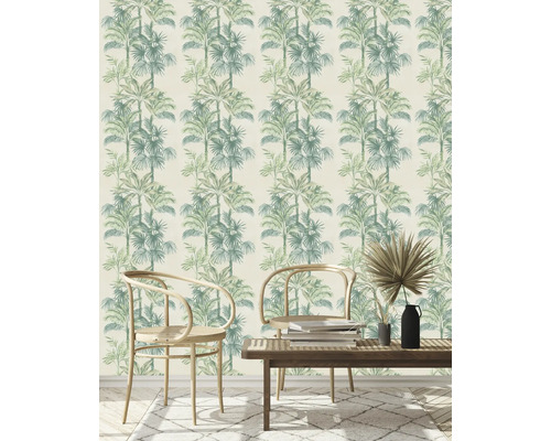 Rum med tapet med palmträdsmönster, två stolar och ett bord
