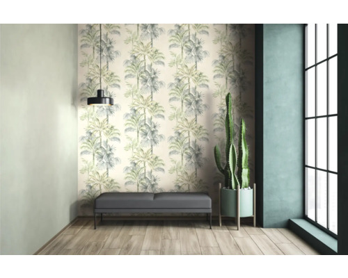 Ljust rum med mönstrad tapet, sittbänk, krukväxt och hänglampa