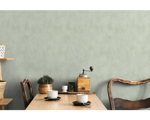 Ljus, vänlig matplats med träbord, stolar, porslin och dekoration mot en diskret vägg