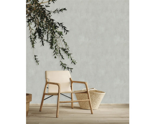 Dekorativ scen med stol, korg och grenar framför en vägg