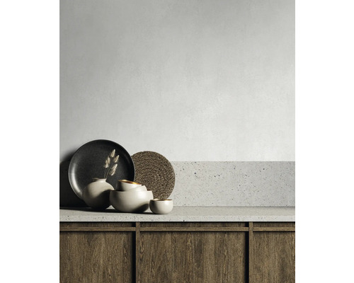 Dekorativa föremål på en köksbänk i trä och sten.