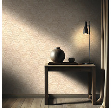 Rum med geometrisk tapet, bord, lampa och dekoration