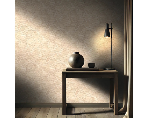Rum med geometrisk tapet, bord, lampa och dekoration