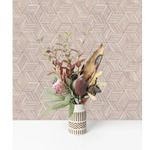 Blomsterarrangemang i en vas med geometriskt mönster