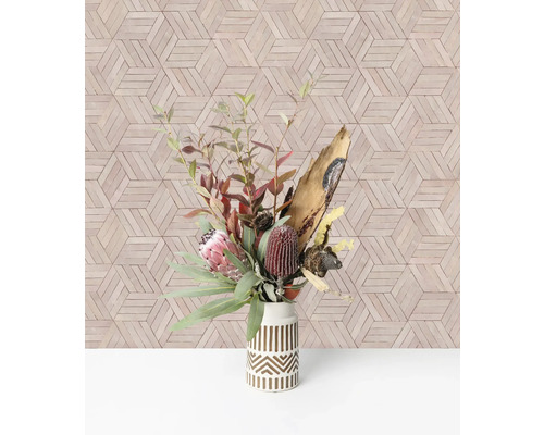 Blomsterarrangemang i en vas med geometriskt mönster