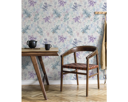 Ljust rum med bord, stol och blommig tapet