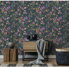 Rumsdesign med blommig tapet, byrå, dekoration och matta