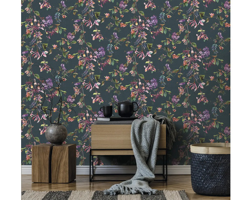 Rumsdesign med blommig tapet, byrå, dekoration och matta