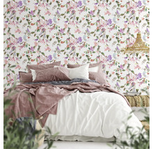 Sovrum med säng och blommig tapet