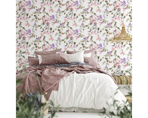 Sovrum med säng och blommig tapet