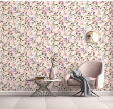 Dekorativt vardagsrum med blommig tapet, fåtölj och sidobord.