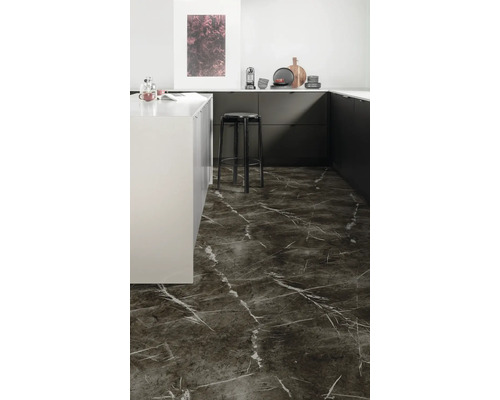 Modernt kök med mörkt marmorgolv, köksö och barstol.