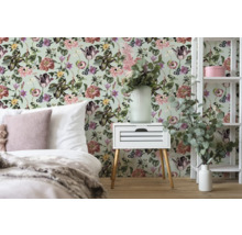 Sovrum med blommig tapet, sängbord och hylla