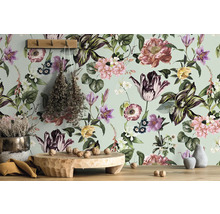 Dekorativ tapet med blommönster i ett ljust rum