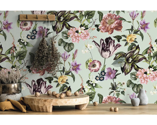 Dekorativ tapet med blommönster i ett ljust rum