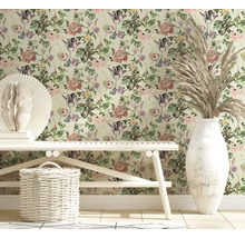 Miljöbild med blommig tapet, bänk, korg och vas med prydnadsgräs