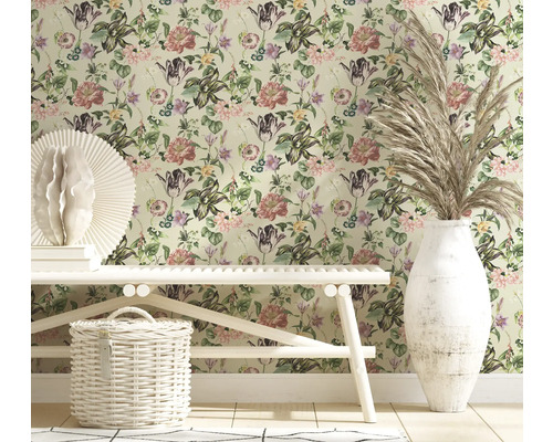 Miljöbild med blommig tapet, bänk, korg och vas med prydnadsgräs