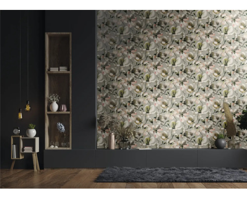 Vardagsrum med blommönstrad tapet och trägolv