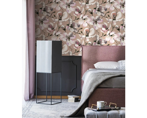 Sovrum med blommig tapet, säng och golvlampa