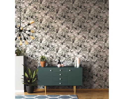Vardagsrum med blommig tapet, byrå och krukväxter för en stilfull inredning