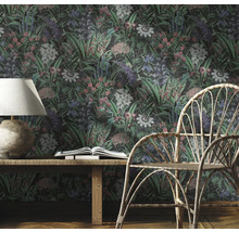 Dekorativ rumsdesign med blommig tapet, lampa, bok och stol