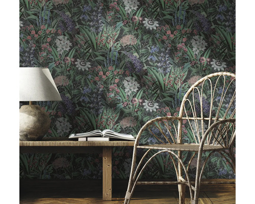 Dekorativ rumsdesign med blommig tapet, lampa, bok och stol