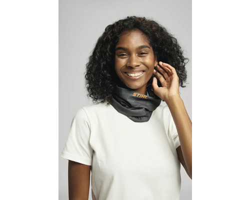 Kvinna med Stihl tubhalsduk