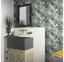 Badrum med handfat, spegel och blommig tapet